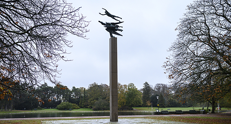 En staty framför en grön park