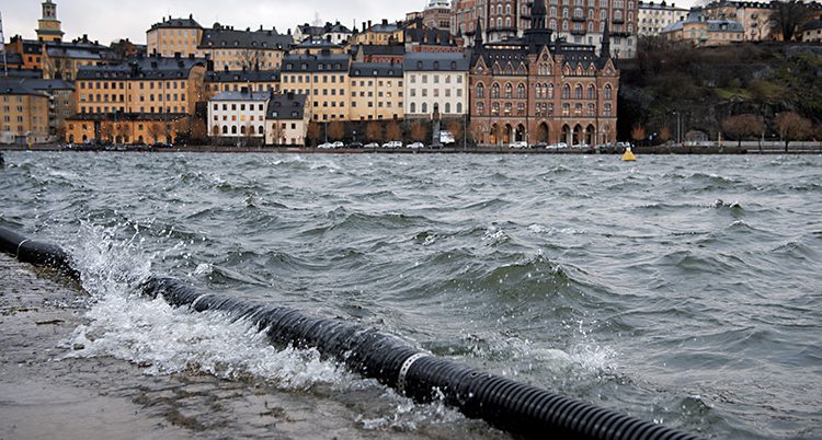 Vattnet går över kanten på kajen i Stockholm