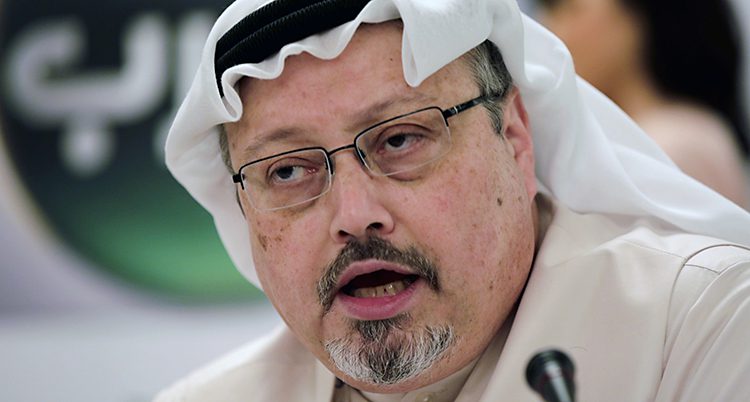 En portträtt på Jamal Khashoggi. Han har ett litet skägg och mustasch. På huvudet har han en vit huvudduk.