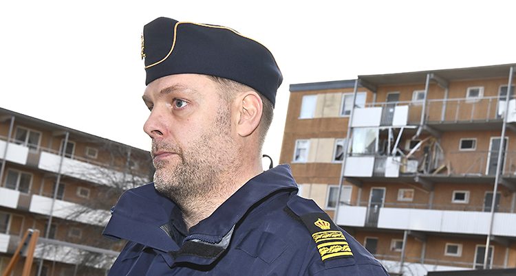 Ett proträtt på polisen. Han ser bister ut.