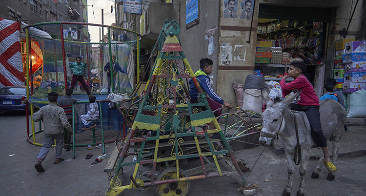 Barn leker på gatan i Kairo i Egypten.