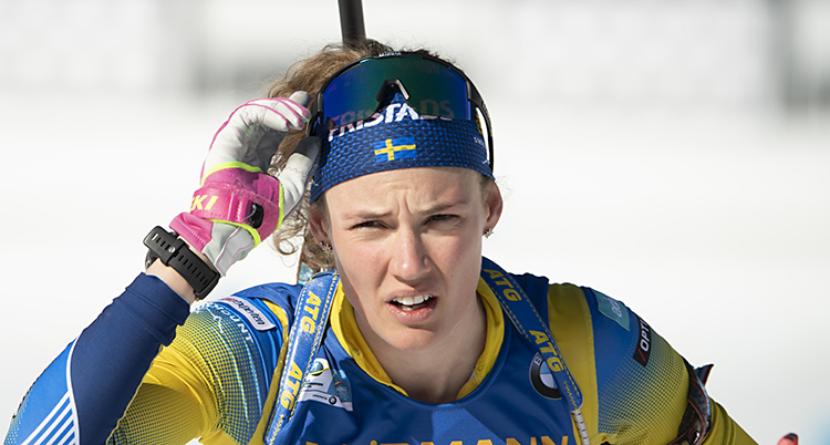 Hanna Öberg ser inte glad ut. Hon har gula och blå skidkläder på sig.