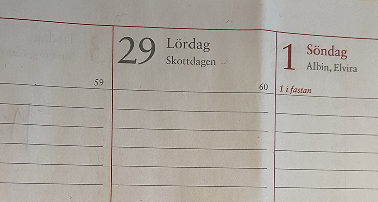 En bild på en almanacka och dagen. Det står 29 lördag skottdagen i den.