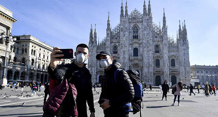 Två turister i Italien. De har munskydd för att inte bli smittade.