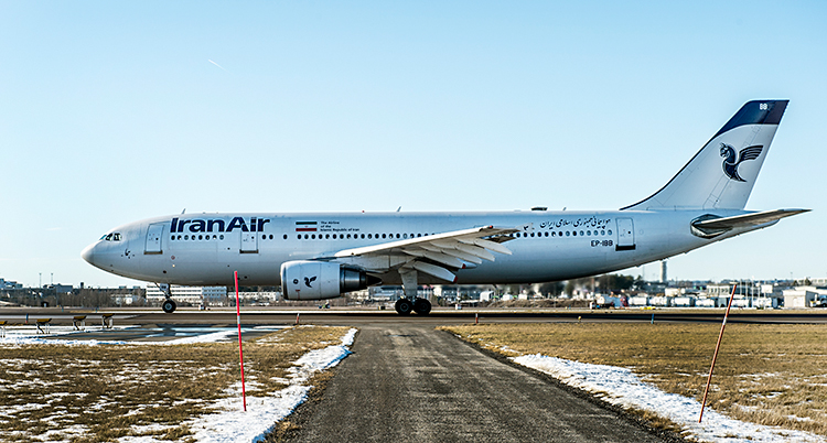 Ett flygplan står parkerat på marken. Det står Iran air på planet.