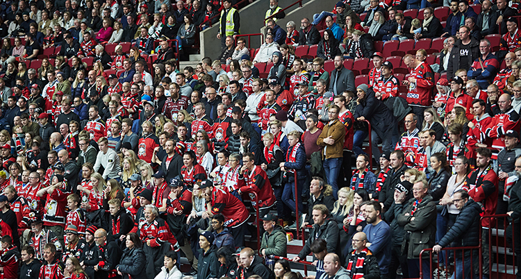 Tätt med publik på en läktare. De flesta klädda i Malmös röda tröjor.
