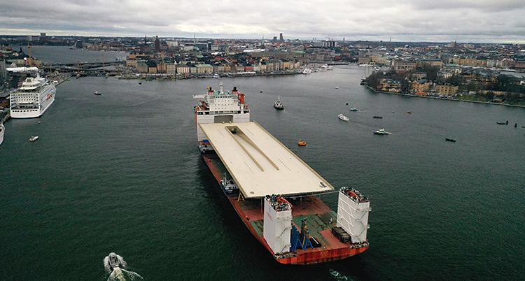 Bilden är tagen ovanifrån. Det är mycket vatten runt båten. På båten syns bron.