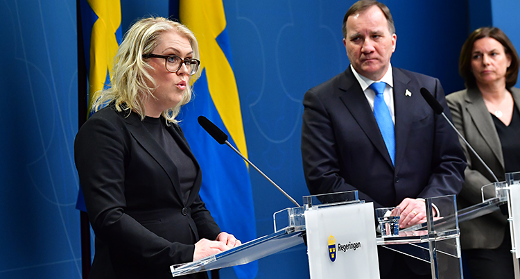 Lena Hallengren, Stefan Löfven och Isabella Lövin från regeringen pratar på pressträff.