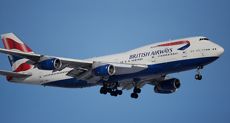 Bilden visar ett flygplan som är i luften. Det står British Airways på planet.