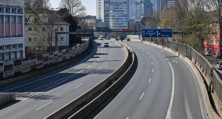 En tom motorväg utan bilar