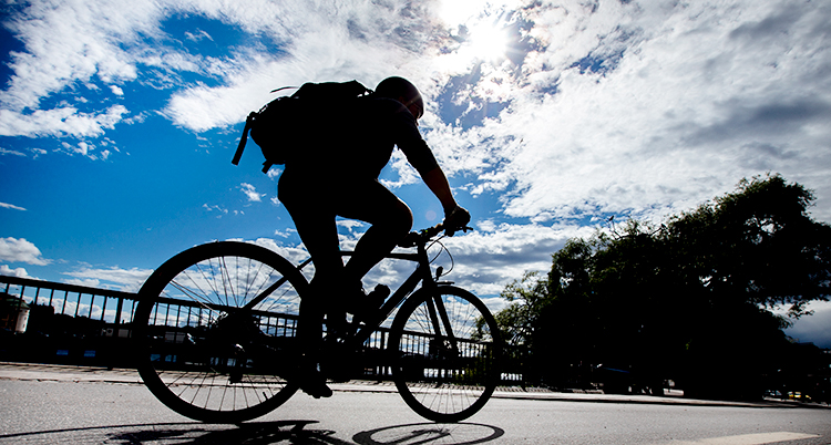 En cyklist cyklar på en väg.