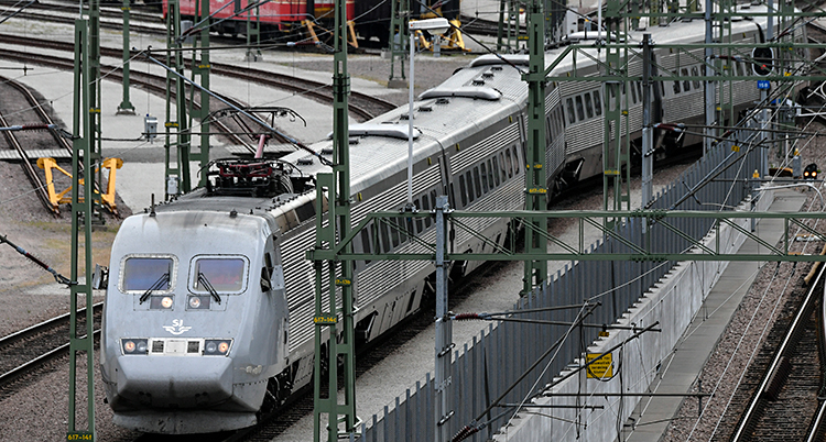 Ett tåg av typen X2000 rullar in på stationen i Malmö.
