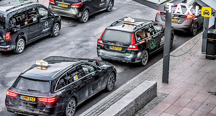 Flera taxibilar som står på rad utanför centralstationen i Stockholm.