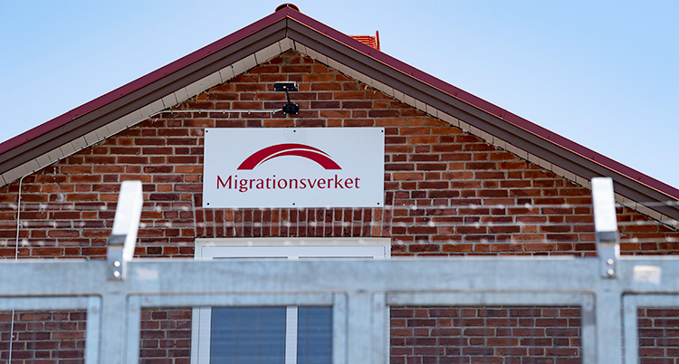 Staket vid Migrationsverkets röda tegelbyggnad i Ljungbyhed.