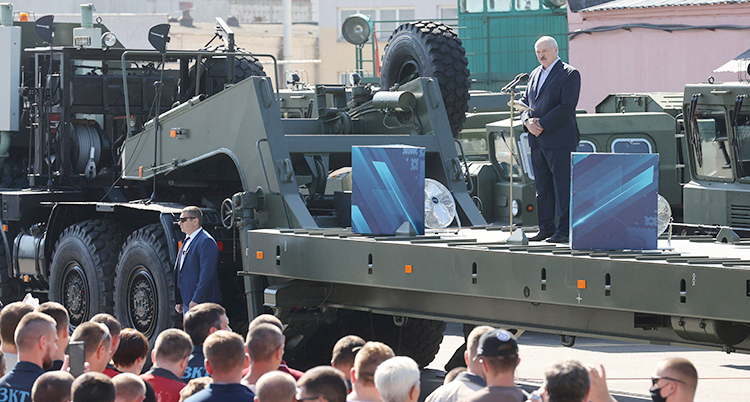 Belarus president Alexander Lukasjenko håller ett tal till anställda på en fabrik.