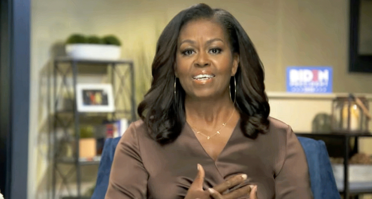 Michelle Obama har utsläppt hår och en gråbrun tröja på sig.