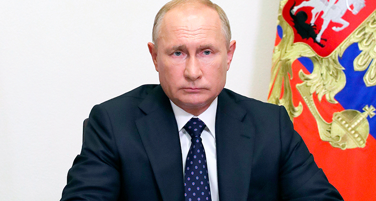 Putin ser allvarlig ut i mörk kostym.