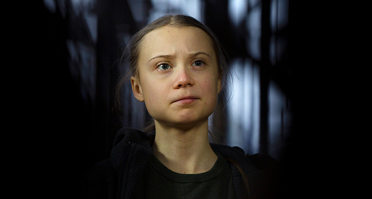 Greta Thunberg med mörk tröja.