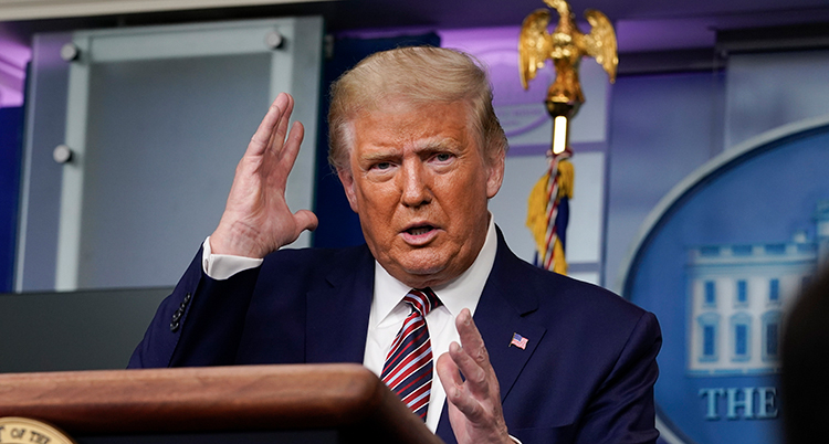 Trump ser sur ut och pekar med hela handen.