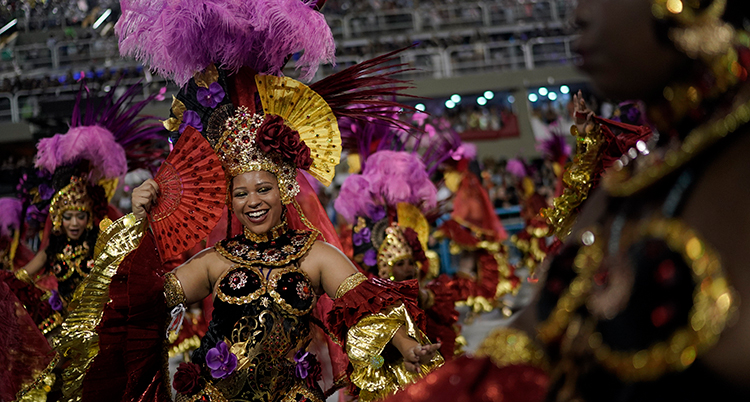 kvinnor i karnevalskläder dansar.