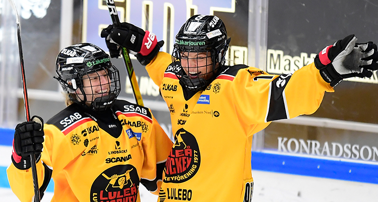 Två spelar i gula dräkter ser glada ut. de sträcken armarna i luften.