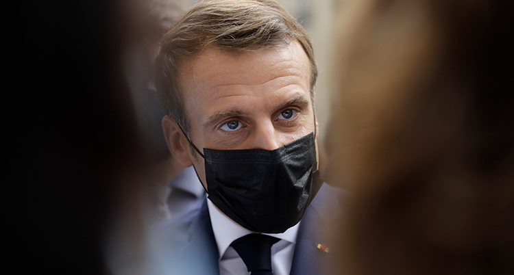 Macron med ett svart munskydd.