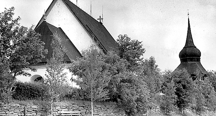 en svartvit bild på frösöns kyrka.