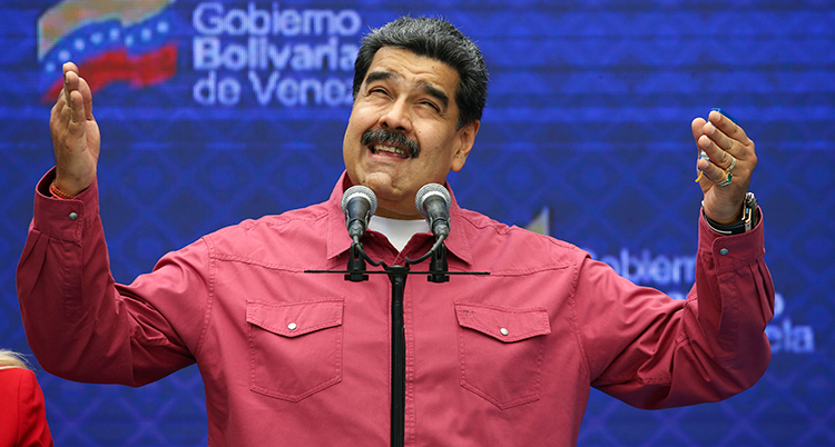 Maduro håller upp armarna och ser glad ut.