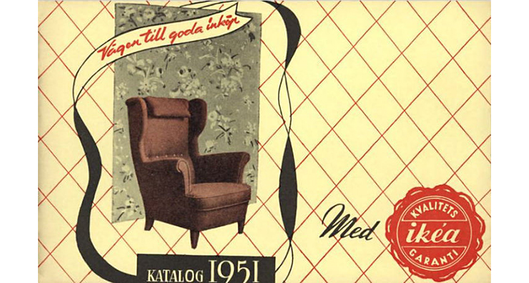 Bilden visar Ikeas första katalog. Den är från 1951. Katalogen är gul och det finns en bild på en brun fåtölj. 