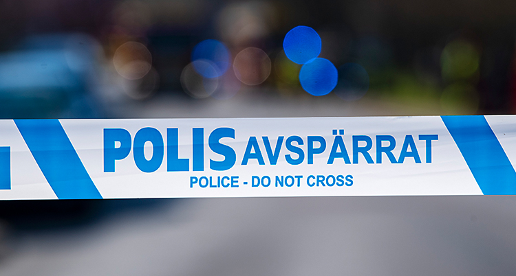 Bilden visar ett band som poliserna sätter upp när det har varit brott. Bandet är vitt och blått. Det står Polis avspärrat på bandet.