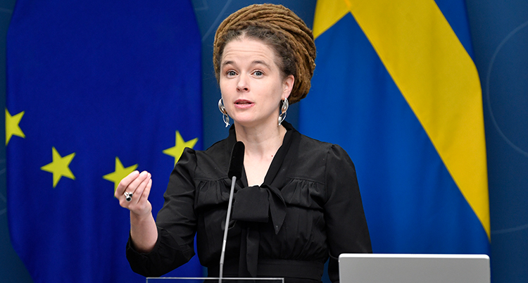 Ministern Amanda Lind på en presskonferens.