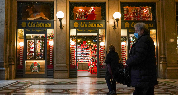 En öde julsmyckad galleria i Rom.