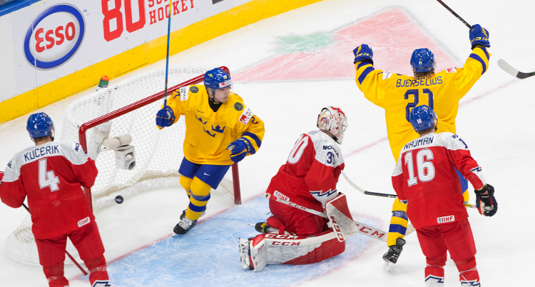 Två svenska spelare sträcker upp armarna och firar ett mål . Två tjecker tittar på dem.