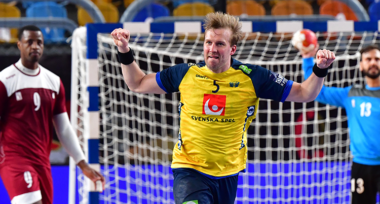 En svensk spelare sträcker upp händerna. Han har just gjort mål. Bakom honom finns två spelare från Qatar. De ser ledsna ut.