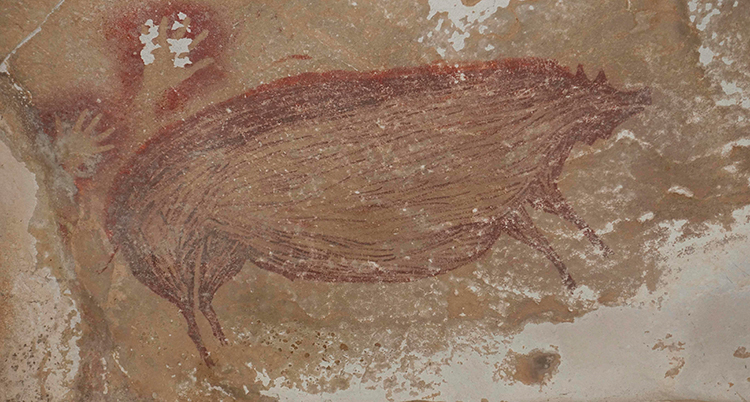 Bilden av vårtsvinet är i färgen ockra, målad på en bergvägg