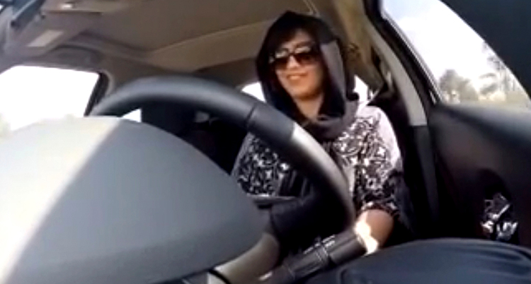 al-hathloul sitter i en bil och håller i ratten.