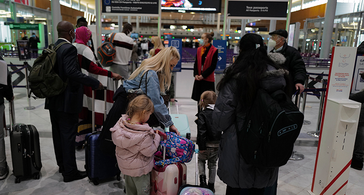 folk i kö på flygplatsen.