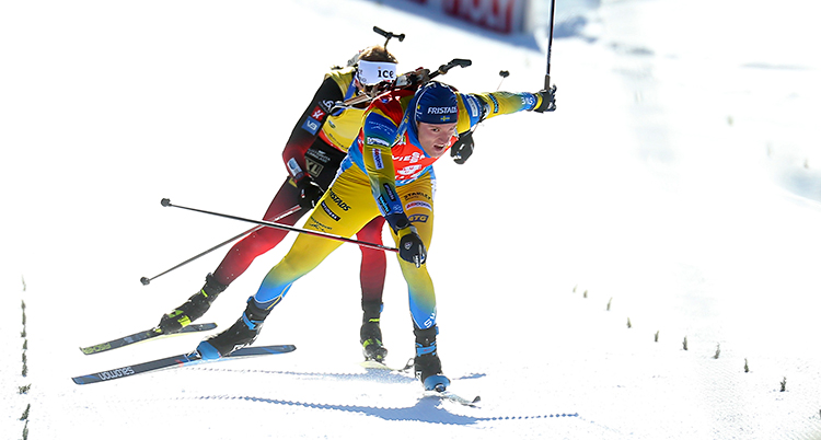 Upploppet i en tävling i skidskytte. Samuelsson är precis före Thingnes Bø. Samuelsson har gul dräkt på sig.