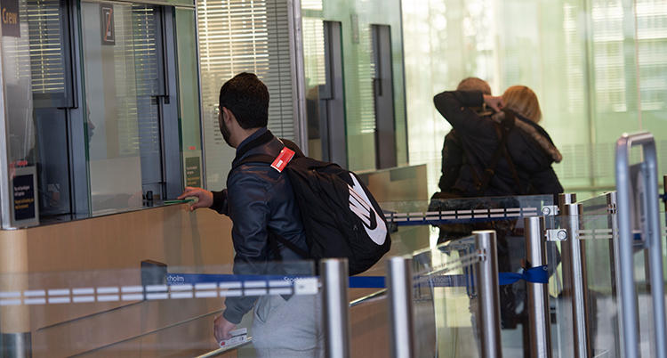 tre personer vid passkontrollen vid arlanda.