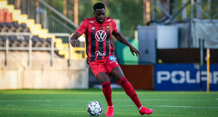 Isak Ssewankambo driver en fotboll. Han har rödsvart fotbollströja.