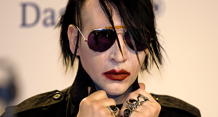 Marilyn Manson i glasögon och läppstift.
