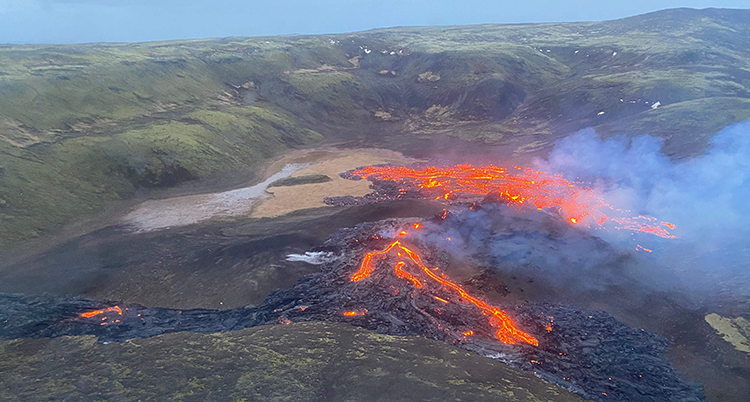 Vulkanen med glödande lava fotad uppifrån.