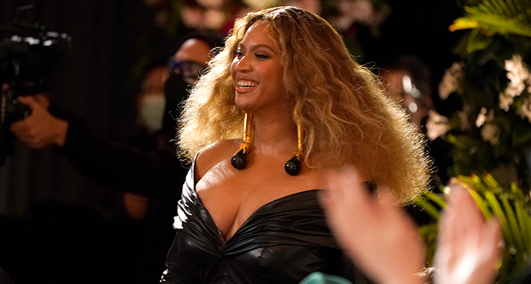 Beyonce skrattar på festen.