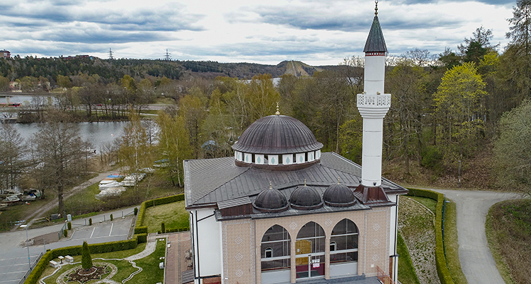 Moskén med ett högt torn står mitt i ett svenskt landskap
