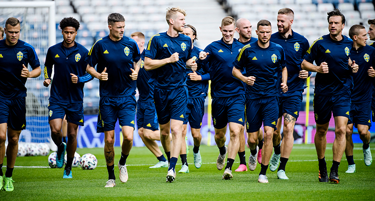 Sveriges landslag i fotboll tränare inför matchen i EM mot Ukraina.