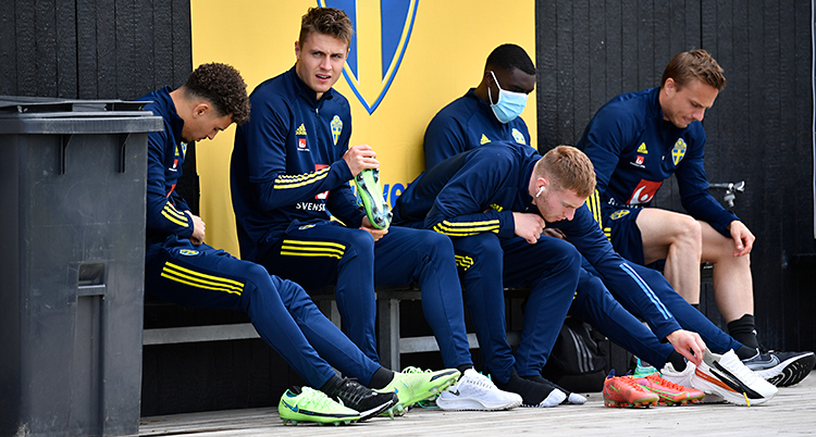 Från en träning med det svenska laget i fotboll. Fem spelare sitter på en bänk.