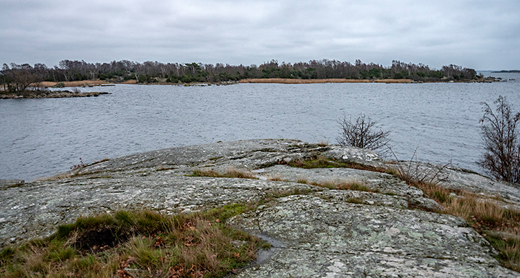 Det är höst. Bilden är tagen i Karlskrona skärgård. Vi ser öar och havet.