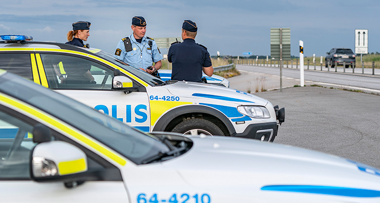 Poliser vid E65.