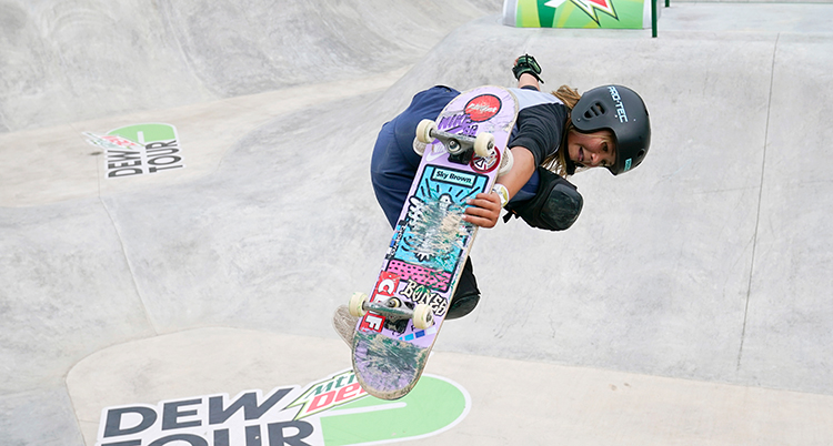 Sky Borwn, tolv år, hoppar med sin skateboard.