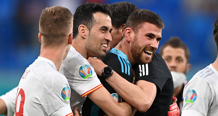 Spaniens spelare kramar om varandra.